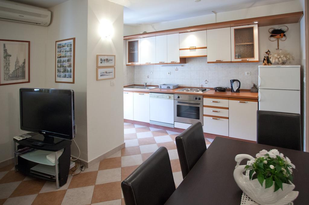 Ideal Location Split Apartments Room photo