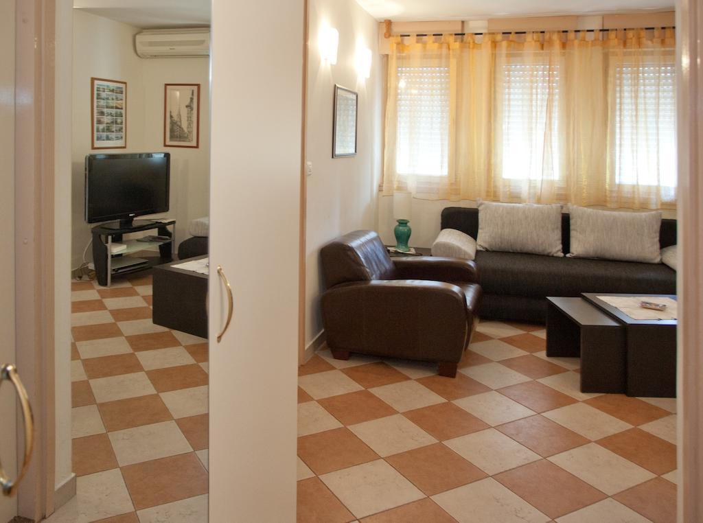 Ideal Location Split Apartments Room photo