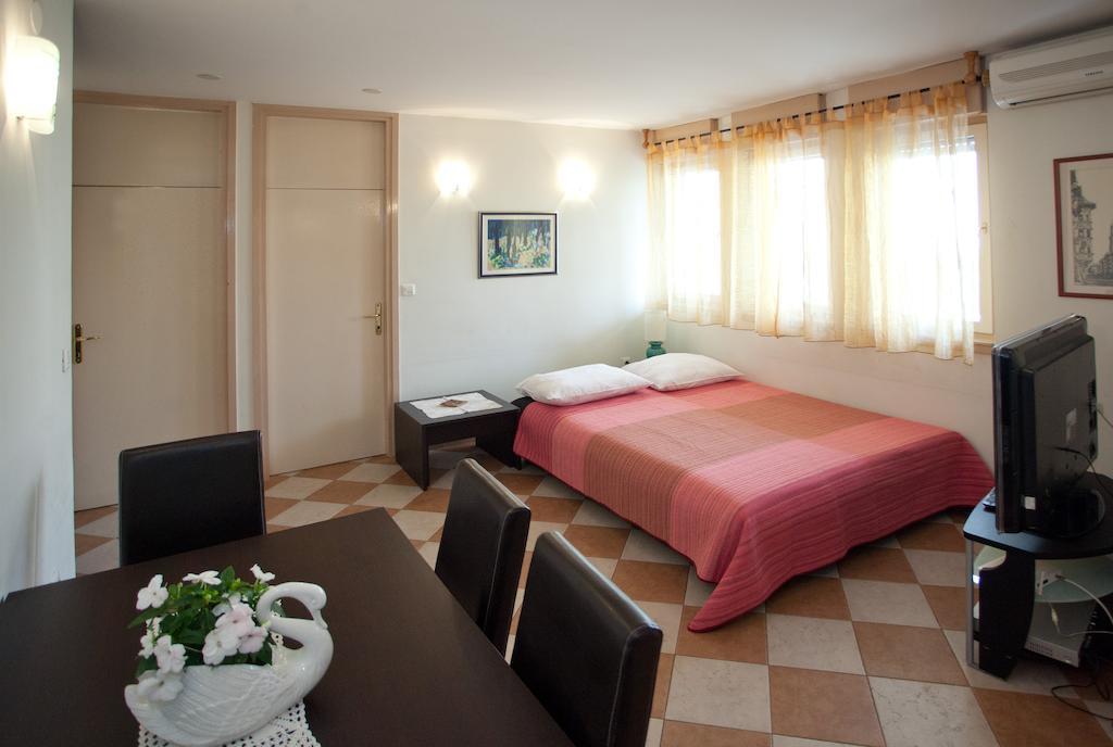 Ideal Location Split Apartments Room photo