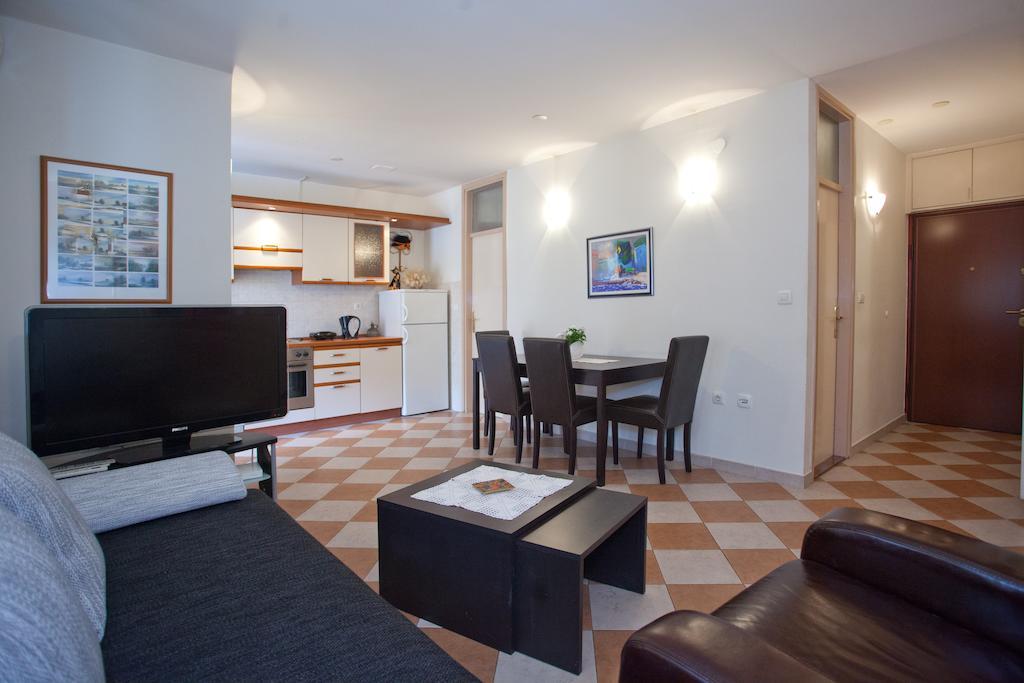 Ideal Location Split Apartments Room photo