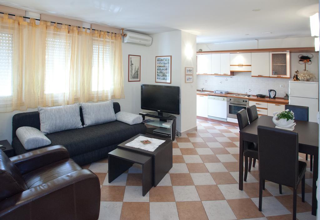 Ideal Location Split Apartments Room photo
